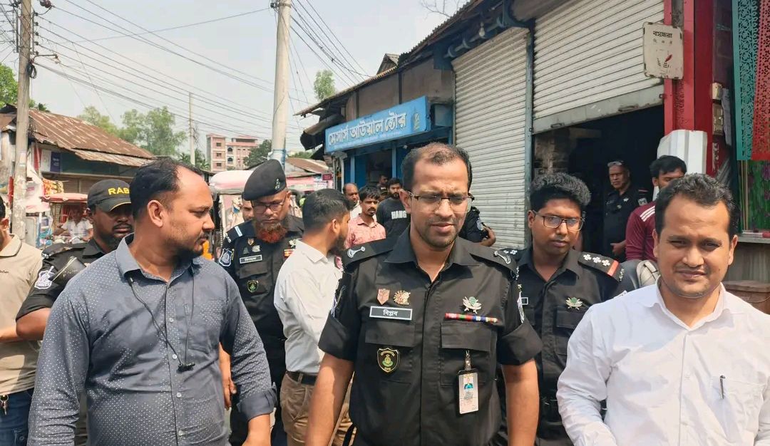 ‎লালমনিরহাটে ভোজ্যতেলের বাজার নিয়ন্ত্রণে র‍্যাব ও সেনাবাহিনীর যৌথ অভিযান