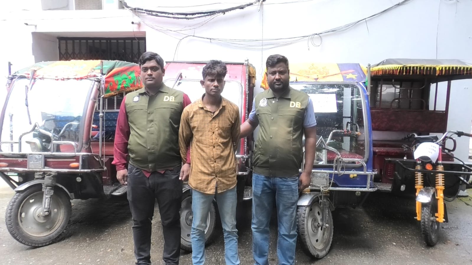 লালমনিরহাটে ৪টি অটোরিকশাসহ আন্তঃজেলা চোর চক্রের ২ সদস্য গ্রেফতার