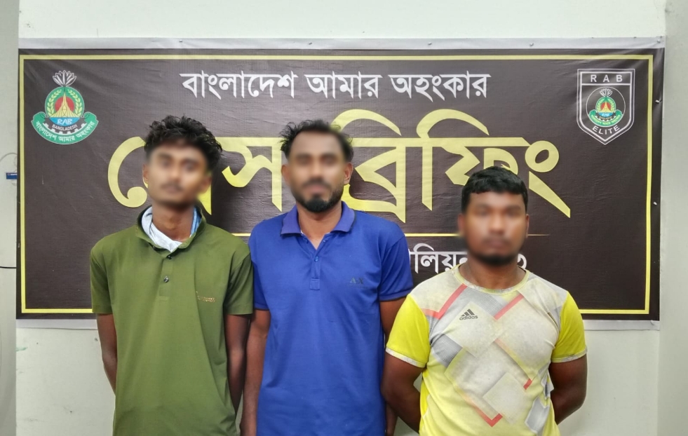 লালমনিরহাটে র‌্যাবের অভিযানে ৬১১ বোতল ফেনসিডিল সমজাতীয় মাদক জব্দসহ ০৩ জন মাদক ব্যবসায়ী গ্রেফতার