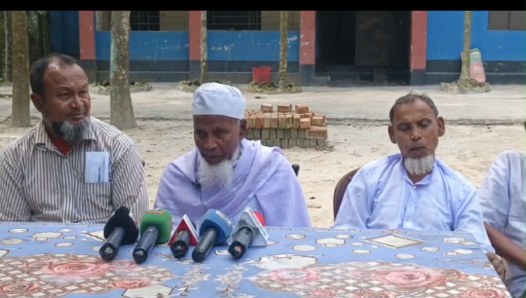 কিশোরগঞ্জে সংবাদ সম্মেলনে দাবি জানিয়েছেন-মন্ডল বাড়ির ভিতরে কোন কবরস্থানের জমি নেই