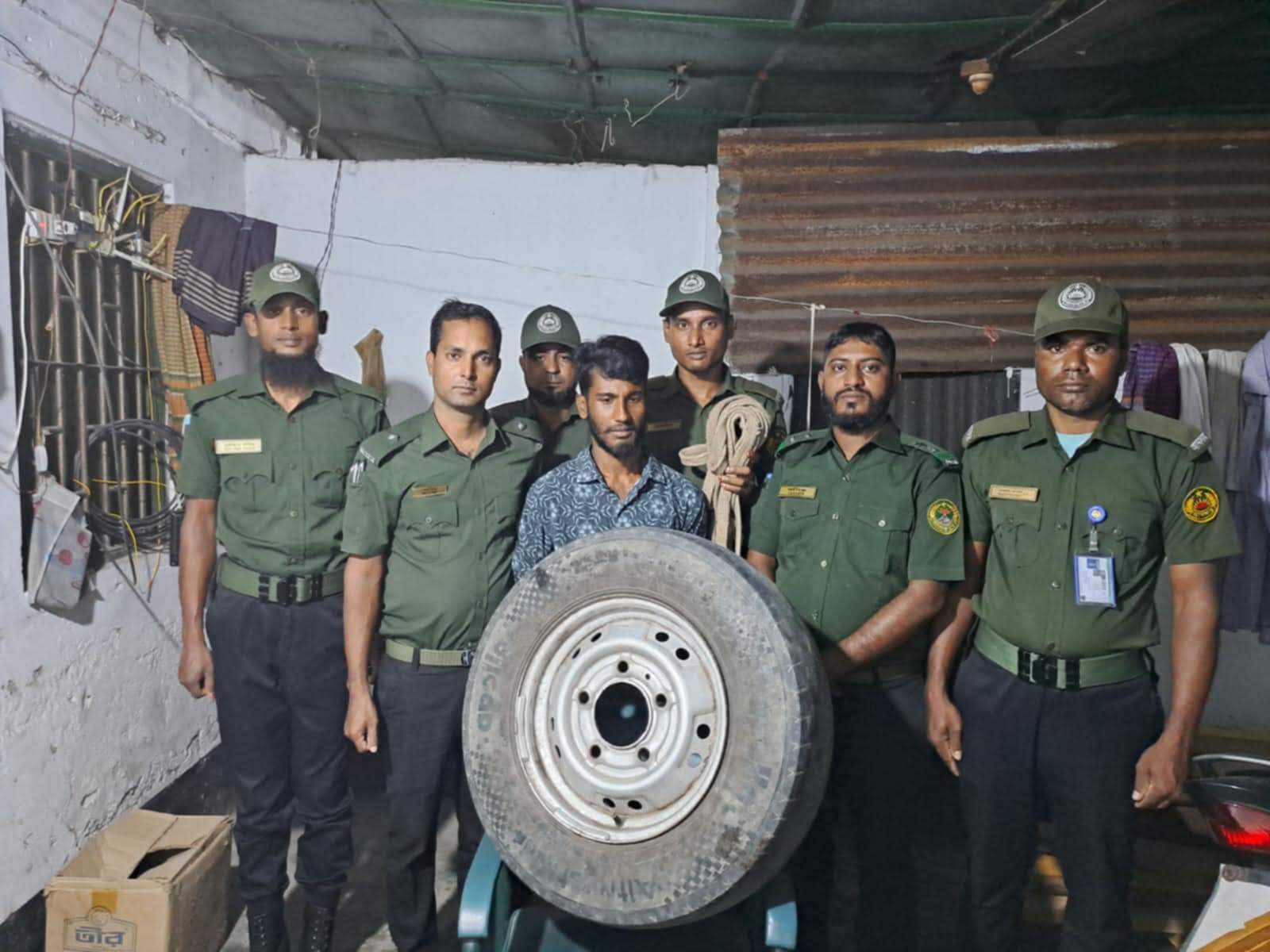 রংপুরে আনসার সদস্যদের তৎপরতায় নেসকো-০৩ এ চুরি নস্যাৎ, চোর আটক