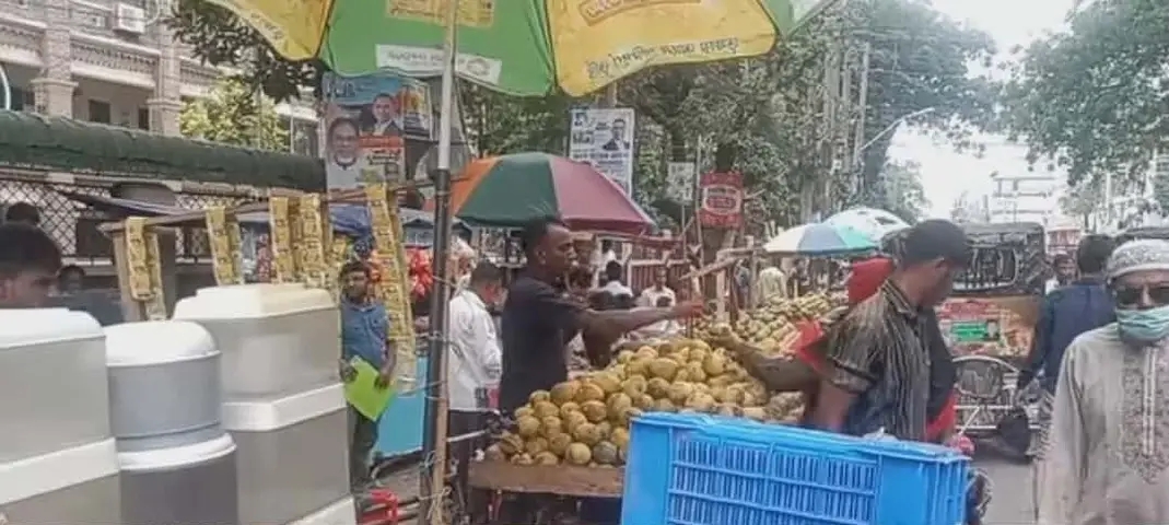 বগুড়া জেলা কোর্টের সামনে ফুটপাত দখল ও অটোরিকশার অবৈধ অবস্থানে জনদুর্ভোগ চরমে