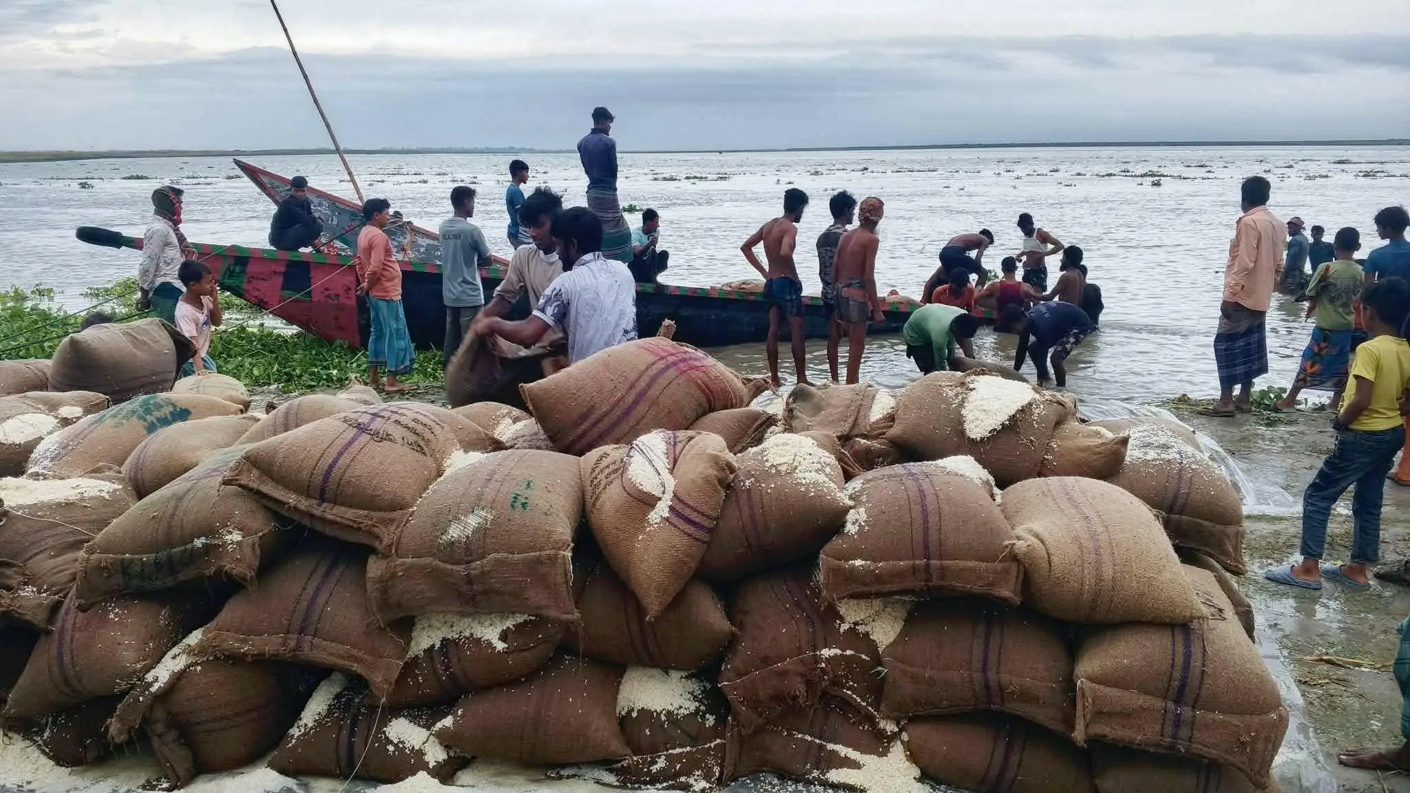 গাইবান্ধার ফুলছড়িতে ঝড়ে ভিজিএফের চালবোঝাই ২ নৌকা ডুবি
