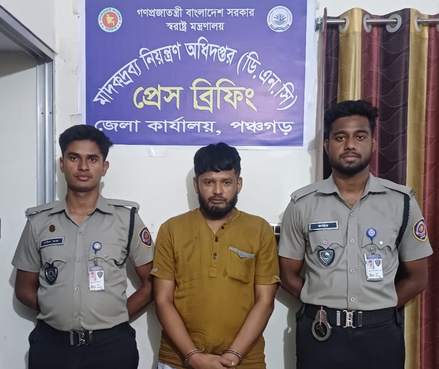 পঞ্চগড়ে মোটরসাইকেলে ইয়াবা বহন, আটক ১