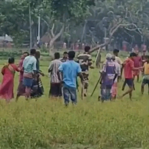 পাটগ্রাম সীমান্তে গরু চরানো নিয়ে উত্তেজনা, লাঠি হাতে প্রতিবাদ এলাকাবাসীর