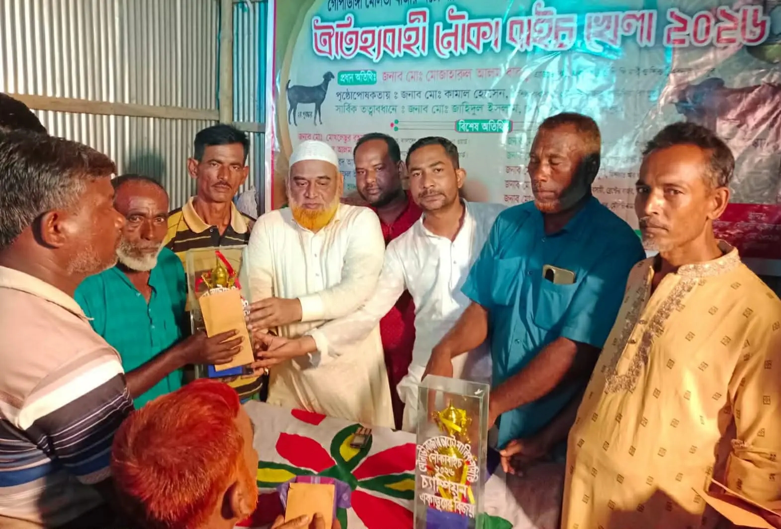 কাউনিয়ায় নৌকা বাইচ প্রতিযোগিতার বিজয়ীদের মাঝে পুরস্কার বিতরণ