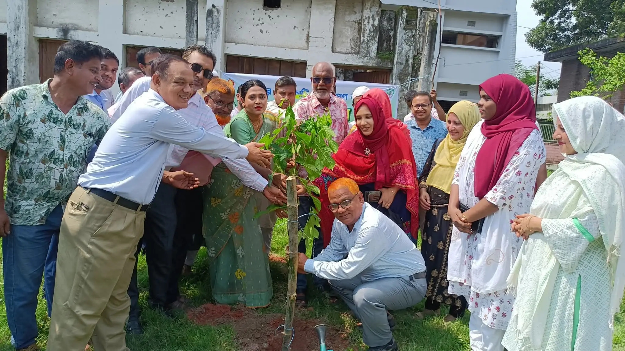 কাউনিয়ায় বৃক্ষরোপণ কর্মসূচির উদ্বোধন
