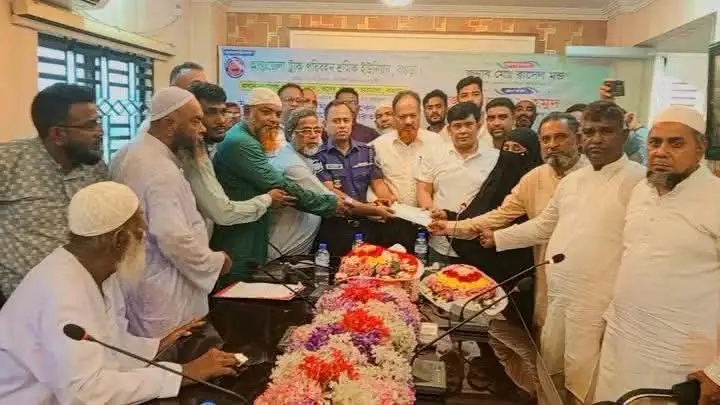 বগুড়ায় আন্তঃজেলা ট্রাক শ্রমিক ইউনিয়নের উদ্যোগে এককালীন অনুদান প্রদান