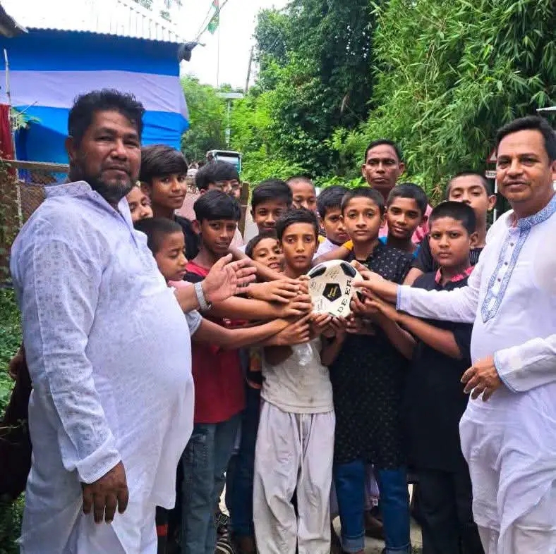 নন্দীগ্রামে ক্ষুদে খেলোয়ারদের মাঝে ফুটবল বিতরণ করলেন পৌর বিএনপির সভাপতি- আলেকজান্ডার