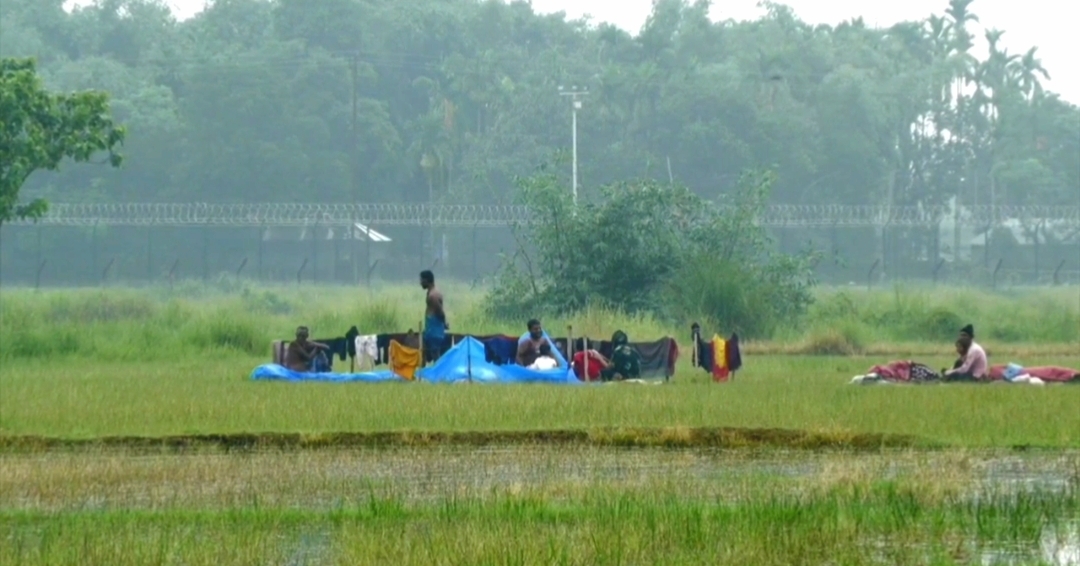নারী-শিশুসহ ১০ জন আড়াই দিন ধরে শূন্যরেখায় আটকা, উদ্বেগে সীমান্তবাসী