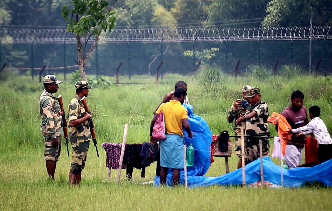 রাতের আধারে লাইট বন্ধ করে নারী-শিশুসহ ১০ জনকে ফিরিয়ে নিল বিএসএফ
