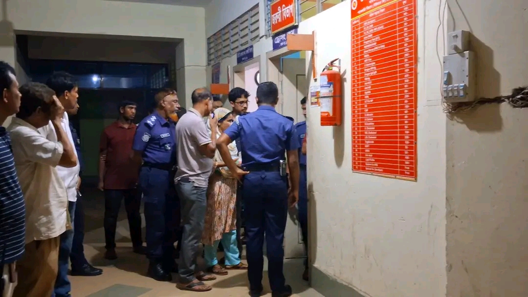আসামির দায়ের কোপে রক্তক্ত দুই পুলিশ কর্মকর্তা