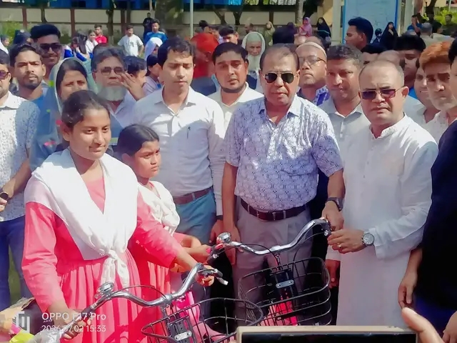 বগুড়া সদরে গরিব, মেধাবী ও প্রতিবন্ধীদের মাঝে বাইসাইকেল, হুইলচেয়ার ও সেলাই মেশিন বিতরণ
