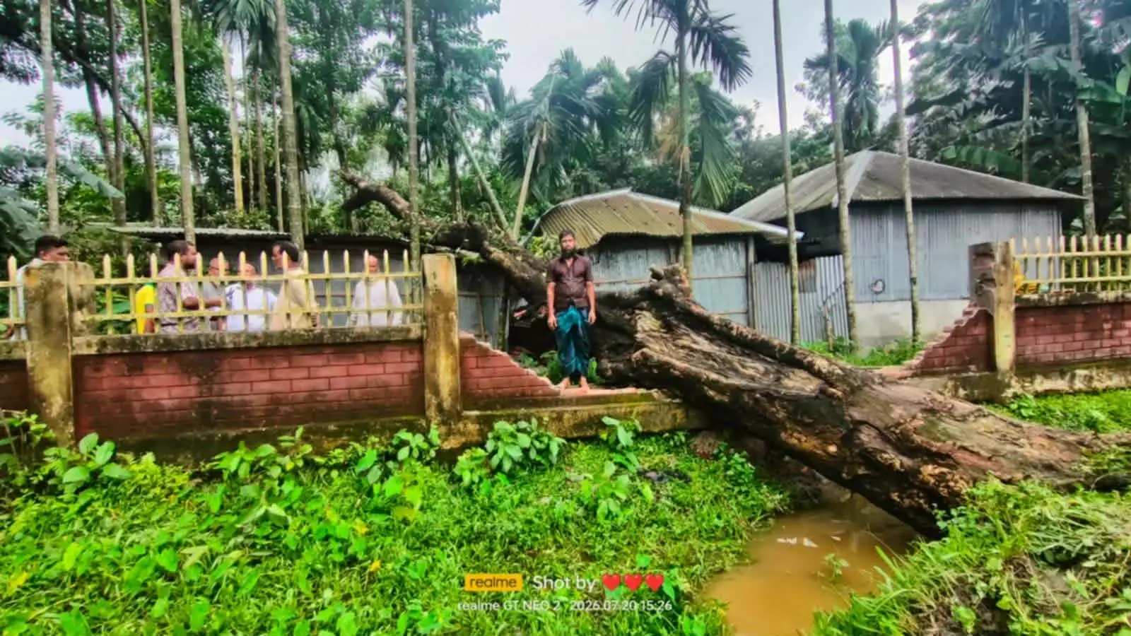কাউনিয়ায় অল্পতেই রক্ষা পেল হতদরিদ্র শহিদুল ইসলামের পরিবার