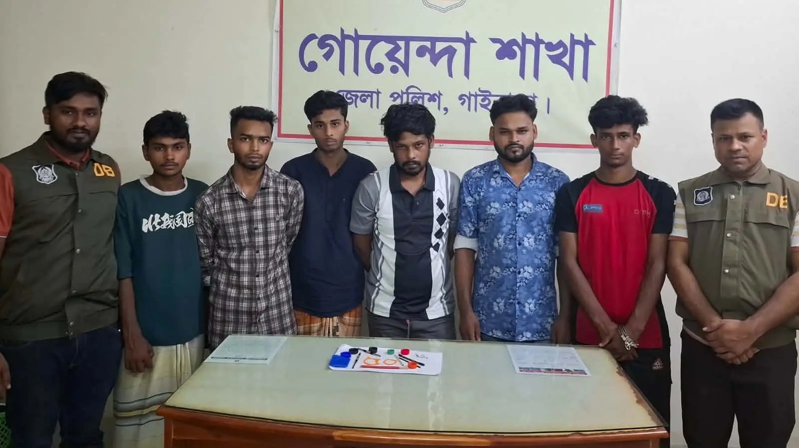 গাইবান্ধার গোবিন্দগঞ্জে ৫০ পিস ইয়াবা সহ ৬ জন মাদকসেবিকে আটক করেছে ডিবি পুলিশ