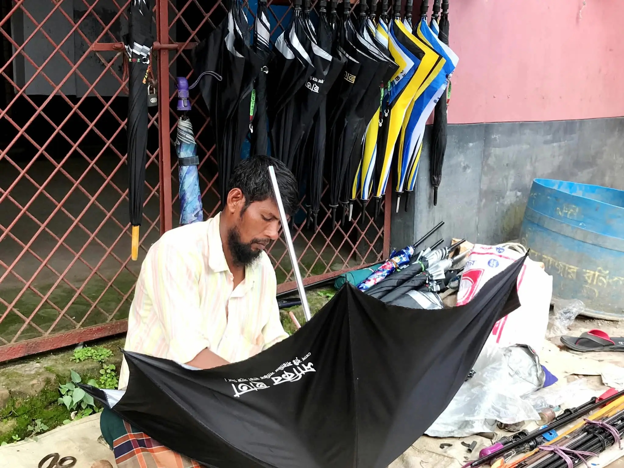 নওগাঁর আত্রাইয়ে বর্ষায় ছাতা কারিগরদের ব্যস্ততা