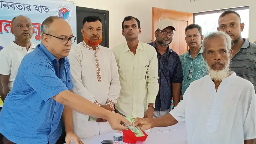 কাউনিয়ায় বন্যাদুর্গত ও অসহায় পরিবারের মাঝে আর্থিক সহায়তা প্রদান