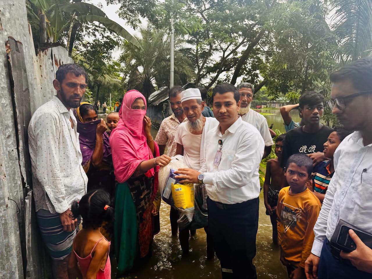 হাতিয়ায় জোয়ার-বর্ষণে জনদুর্ভোগে ক্ষতিগ্রস্ত ৫ হাজার পরিবার পেল খাদ্যসহায়তা