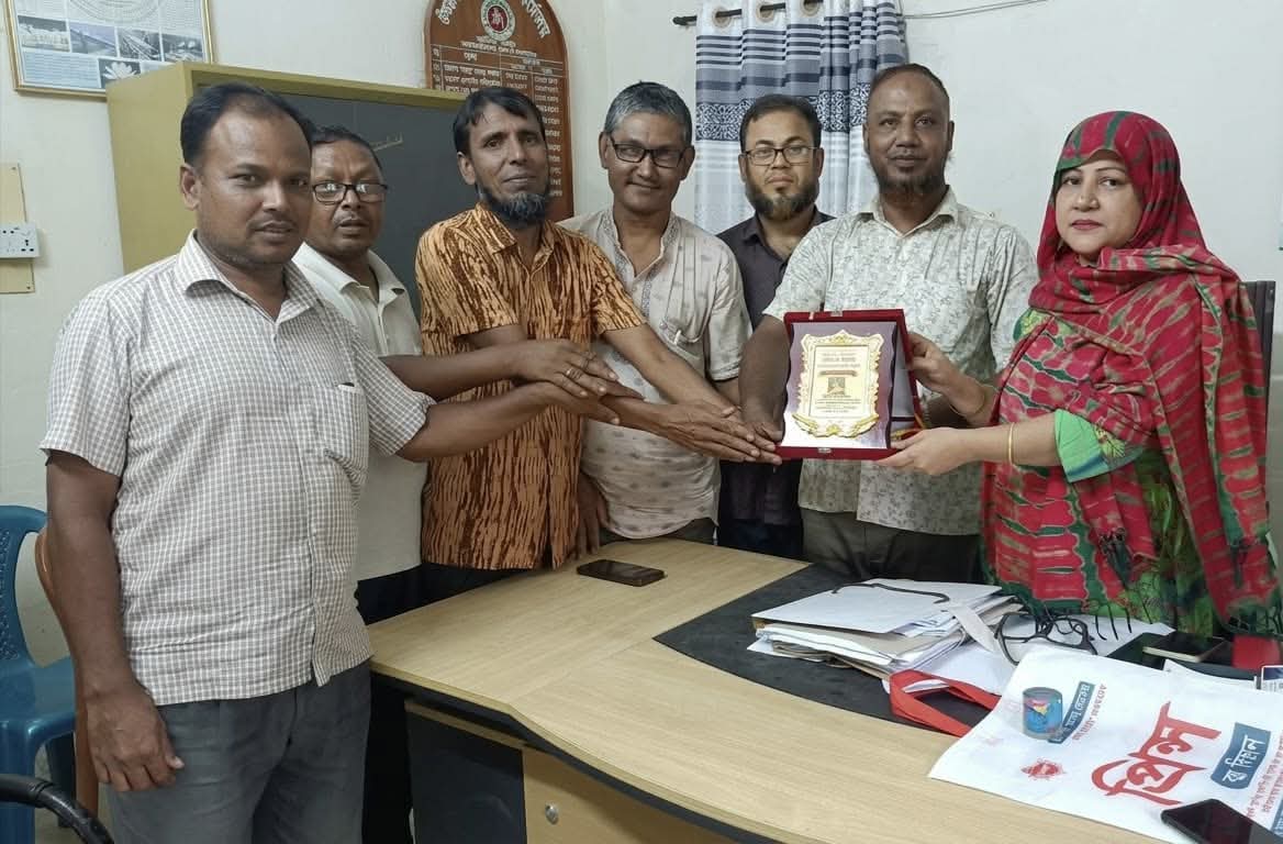 আমরা’৯৬ বন্ধু কাউনিয়া উপজেলা খাদ্য নিয়ন্ত্রক কে ক্রেষ্ট প্রদান