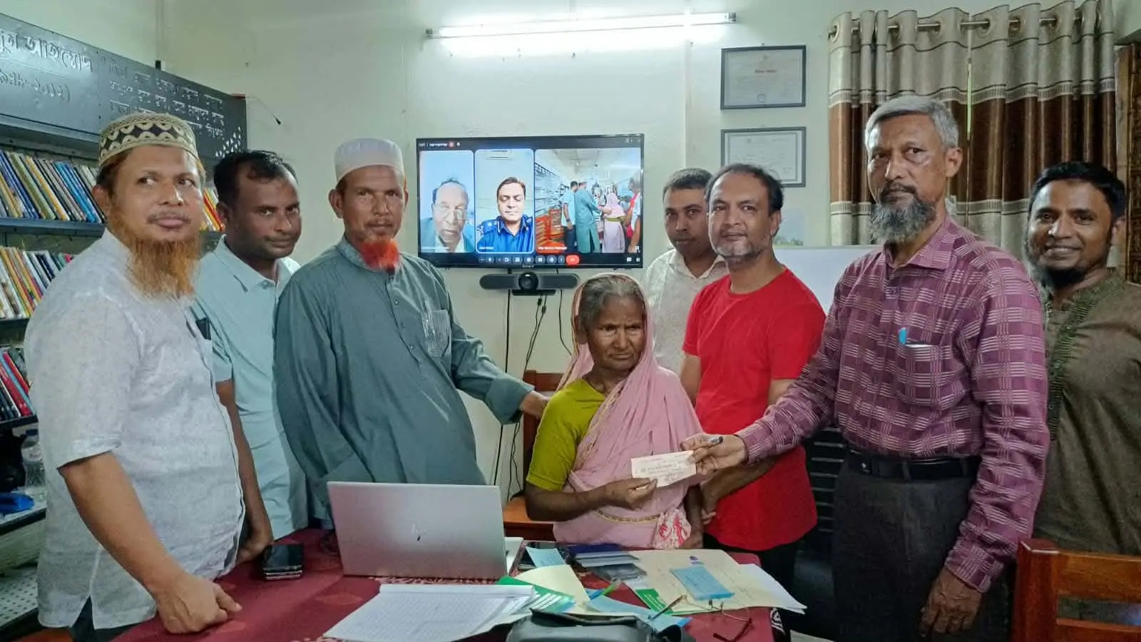 কাউনিয়ায় ক্ষতিগ্রস্ত ১০০ গ্রাহক পেলেন রাকুর আমানতের চেক