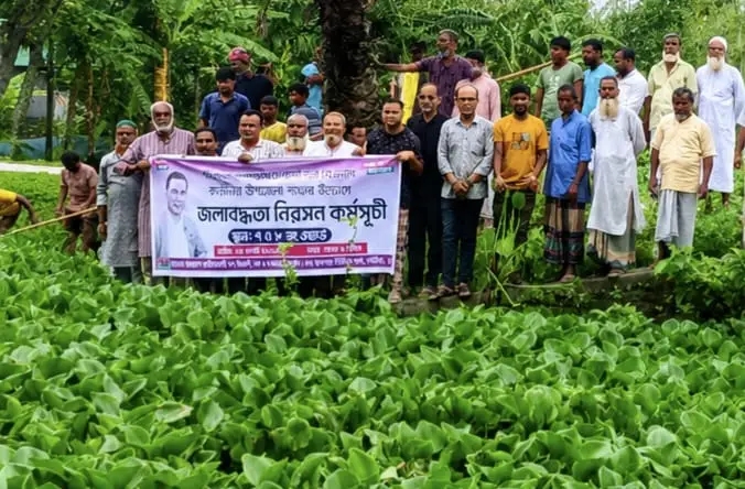 কাউনিয়ায় সেতুর মুখে আটকে থাকা কচুরিপানা অপসারণ করলো বিএনপি ও অঙ্গ সংগঠনের নেতা-কর্মীরা