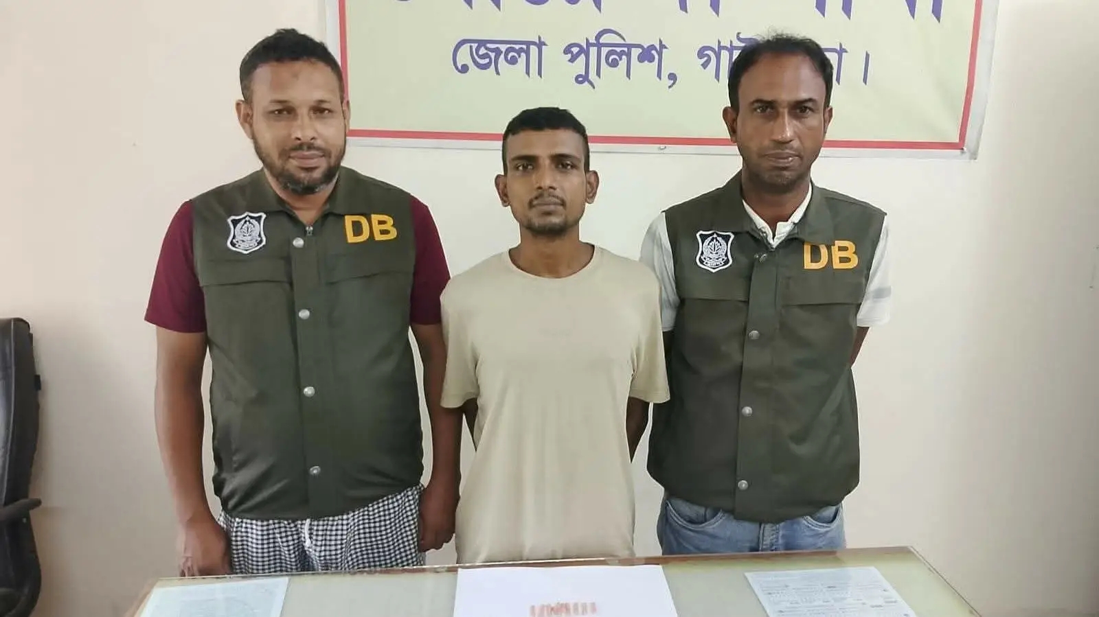 গাইবান্ধায় ৫০ পিস ইয়াবাসহ মাদক ব্যবসায়ী গ্রেপ্তার ডিবি পুলিশ 