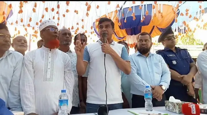 গাইবান্ধায় বন্যাদুর্গত মানুষের পাশে প্রতিমন্ত্রী ফরহাদ হোসেন আজাদ,সরজমিনে বন্যাকবলিত এলাকা পরিদর্শন