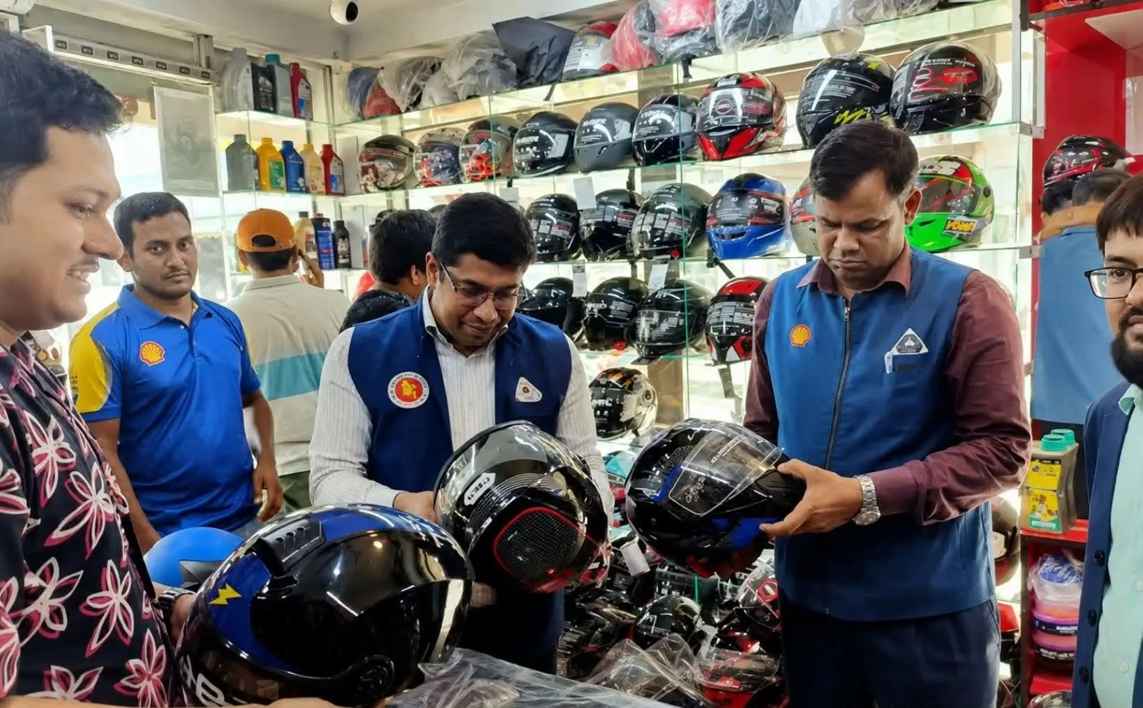 বগুড়ায় হেলমেট, ইঞ্জিন অয়েল ও ব্যাটারি পানি বিক্রয়কারী প্রতিষ্ঠানে বিএসটিআই’র অভিযান নকল পণ্য ধ্বংস