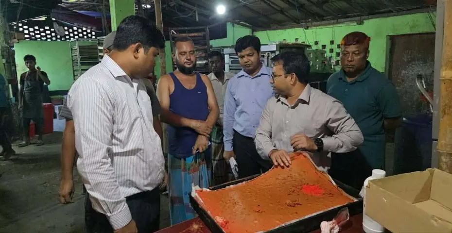 নষ্ট ও ভাঙা ডিম দিয়ে জন্মদিনের কেক তৈরি বগুড়ায় মি. কেক এর কারখানার মালিকের ৩৫ হাজার টাকা জরিমানা আদায়