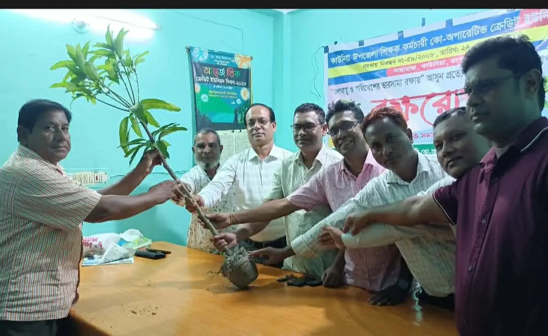 ​কাউনিয়ায় শিক্ষক কর্মচারীদের মাঝে গাছের চারা বিতরণ