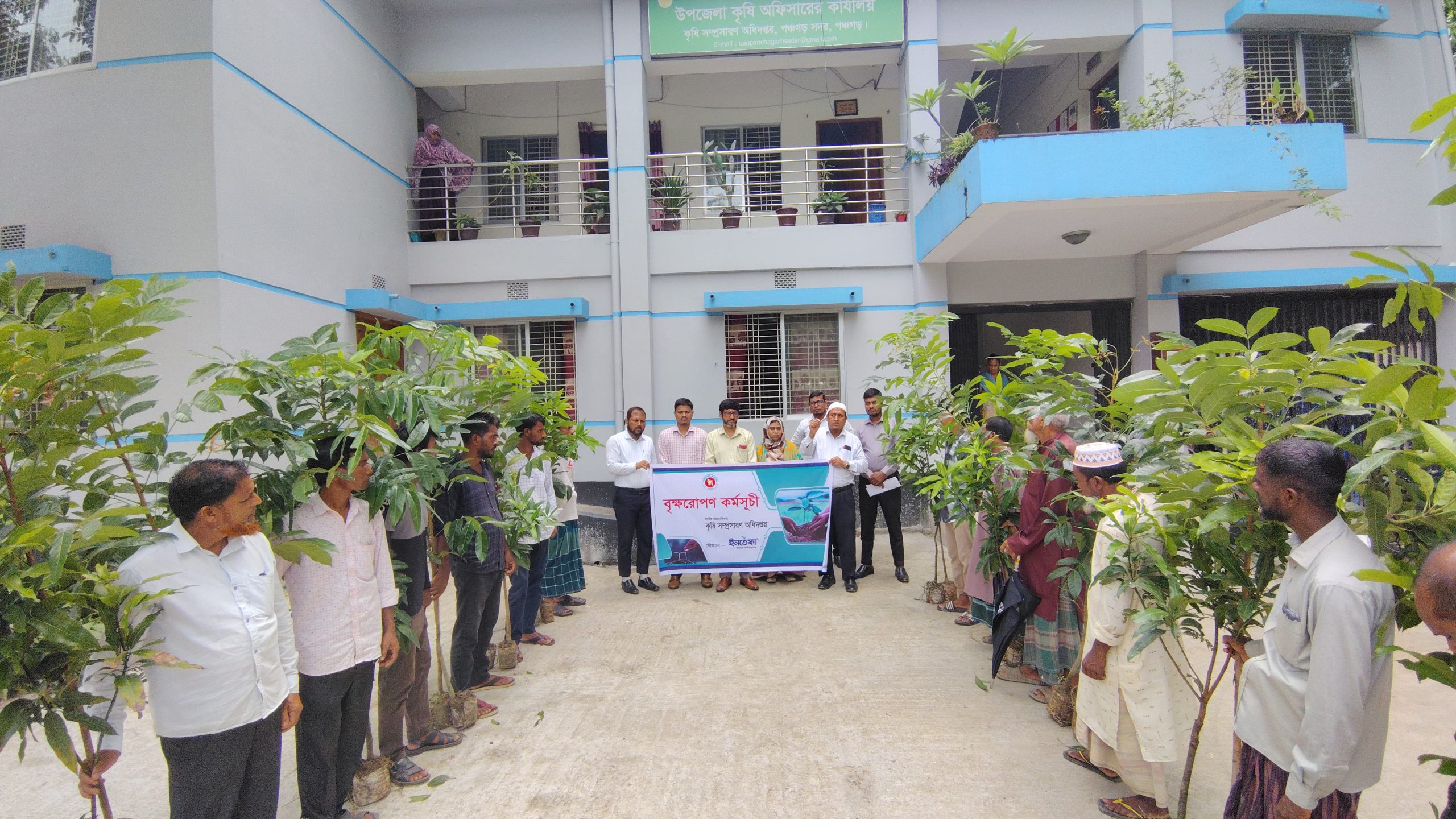 পঞ্চগড়ে স্প্রে ম্যানদের প্রশিক্ষণ ও চার্জার স্প্রে মেশিন বিতরণ