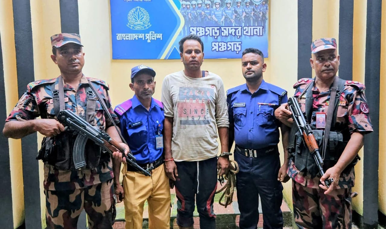 সীমান্ত পেরিয়ে আখখেতে ঢুকে পড়েন দীপঙ্কর, বিজিবির হাতে তুলে দেন স্থানীয়রা