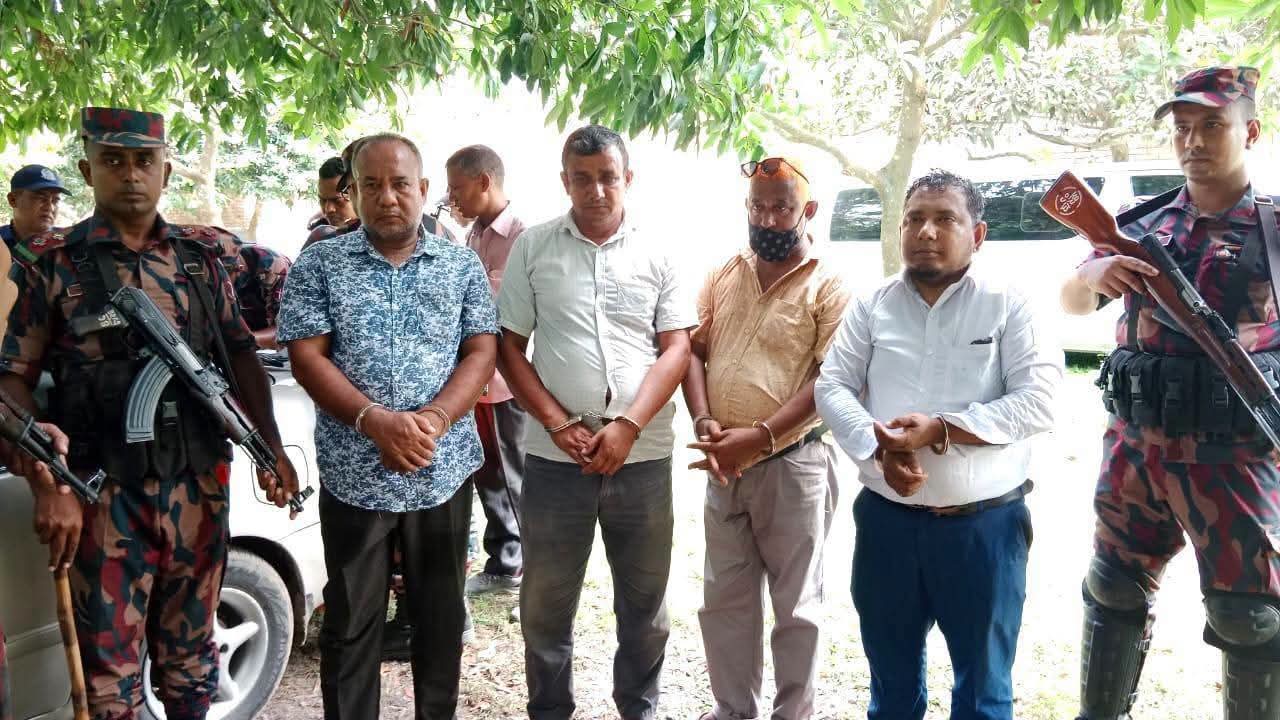 দিনাজপুরে ৩৮ কোটি ৫৭ লাখ টাকার সাপের বিষ উদ্ধার, আটক ৪