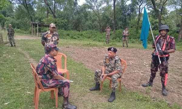 লালমনিরহাট সীমান্তে স্থানীয়দের ধাওয়া বিএসএফের ফেলে যাওয়া অস্ত্র ও ওয়াকিটকি ফেরত দিল বিজিবি