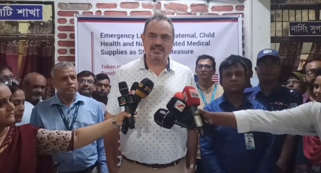 বাংলাবান্ধা সীমান্তে মার্কিন রাষ্ট্রদূত, পঞ্চগড়ে ২৪ লাখ ডলারের স্বাস্থ্য সহায়তা পঞ্চগড়ের বাংলাবান্ধা সীমান্ত ঘুরে দেখলেন মার্কিন রাষ্ট্রদূত