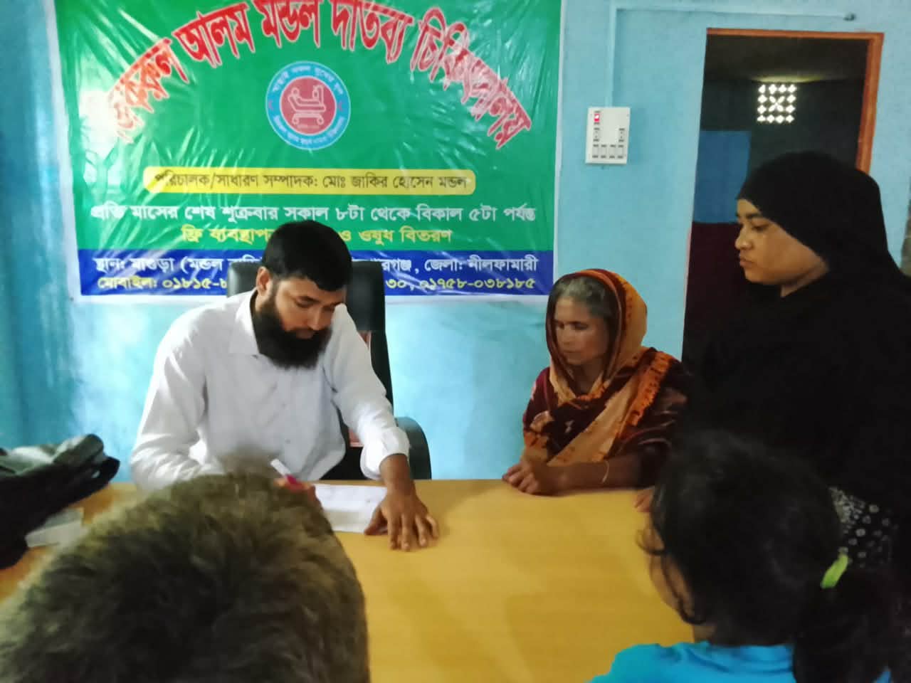 মন্ডল বাড়ির প্রাঙ্গণে জিকরুল আলম মন্ডল দাতব্য চিকিৎসালয়ের উদ্যোগে ফ্রি মেডিকেল ক্যাম্প