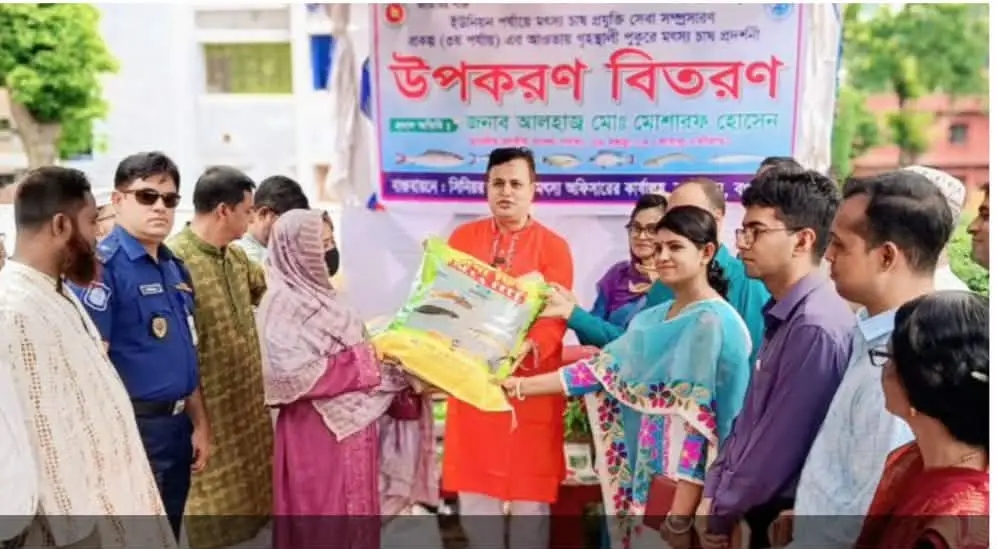 নন্দীগ্রামে গৃহস্থালী পুকুরে মৎস্য চাষে’র উপকরণ বিতরণ ও পোনা অবমুক্তকরণ করেন এমপি মোশারফ