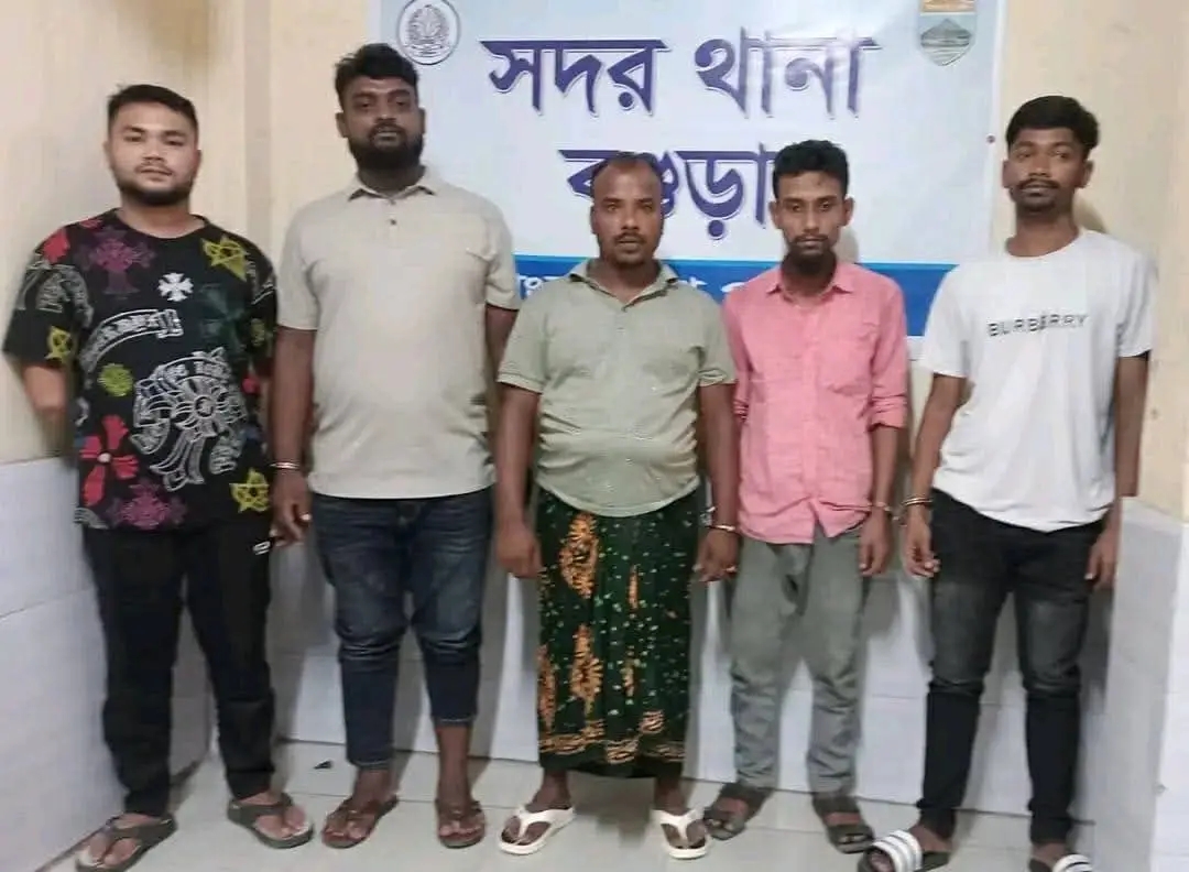 বগুড়ায় মোকছেদুলকে লক্ষ্য করে ফাঁকা গুলি ও ছুরিকাঘাতে আহত করার মামলায় ৫ জন গ্রেফতার : পরে আদালতে প্রেরণ