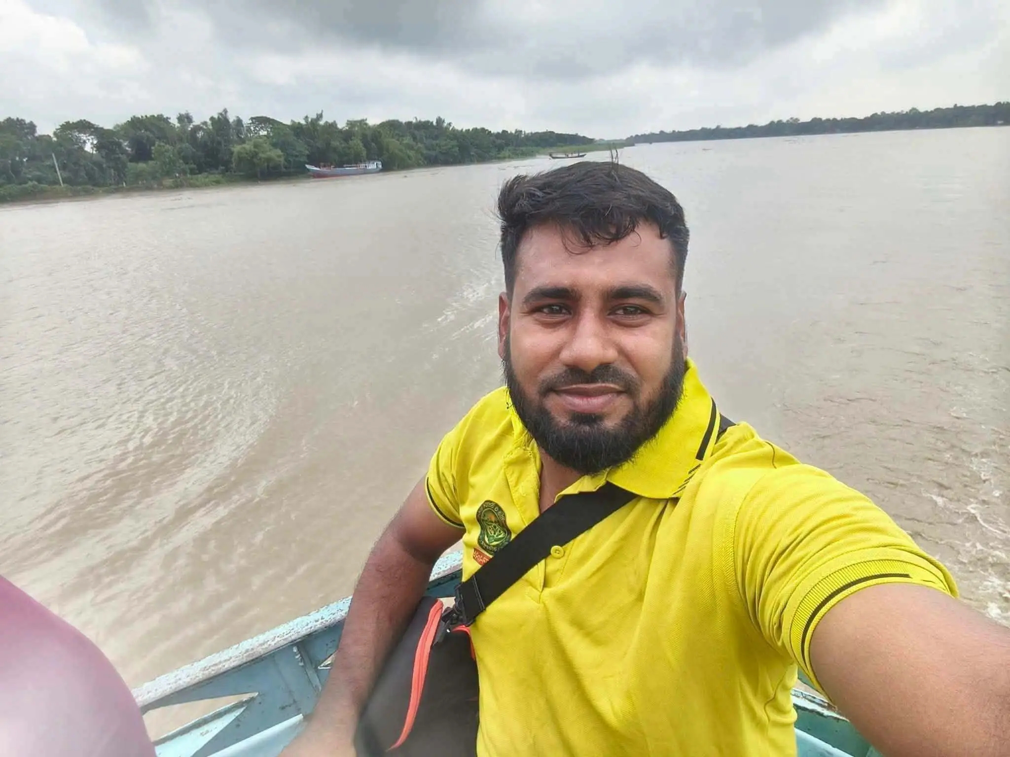 কুষ্টিয়ায় হার্ডিঞ্জ ব্রিজে পিকনিকের নৌকায় ধাক্কা, পদ্মায় নি-খোঁ-জ রকি