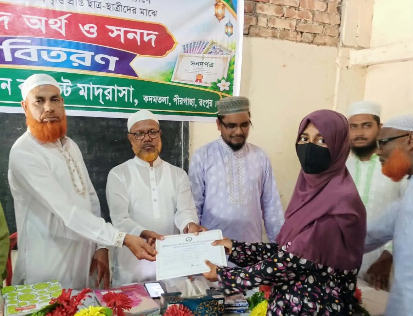 পীরগাছায় মেধাবৃত্তির সনদ ও অর্থ পেল শিক্ষার্থীরা