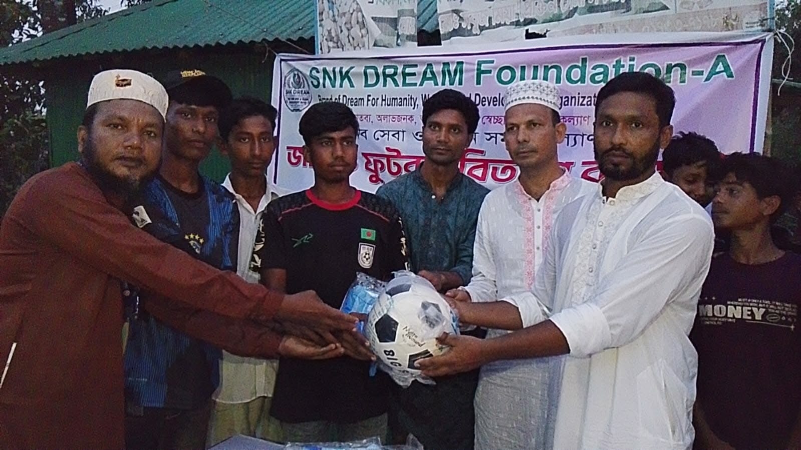 পীরগাছায় SNK DREAM Foundation-এর উদ্যোগে জার্সি ও ফুটবল বিতরণ