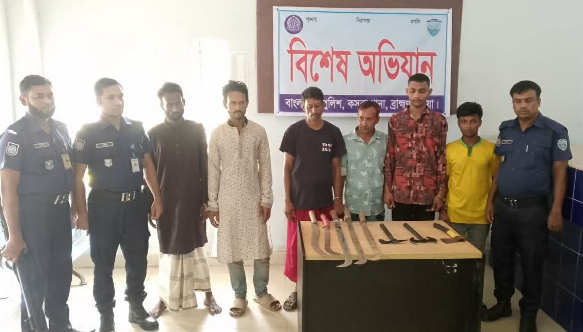 কসবায় ডাকাতির প্রস্তুতিকালে অস্ত্রসহ ৬ ডাকাত গ্রেফতার
