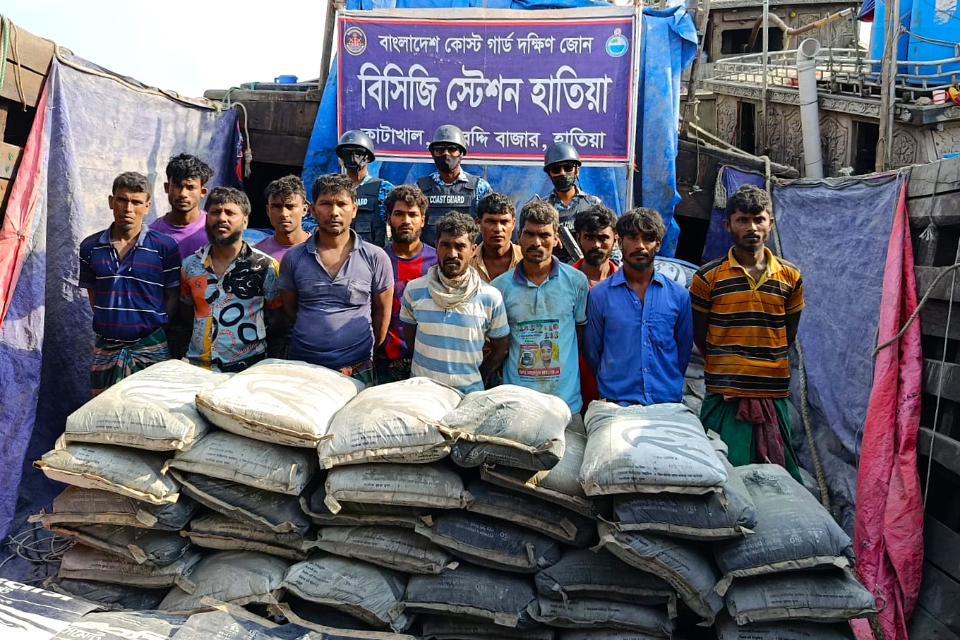 মায়ানমারে পাচারকালে ৫৯৫ বস্তা সিমেন্টসহ হাতিয়ায় ১২ পাচারকারী আটক