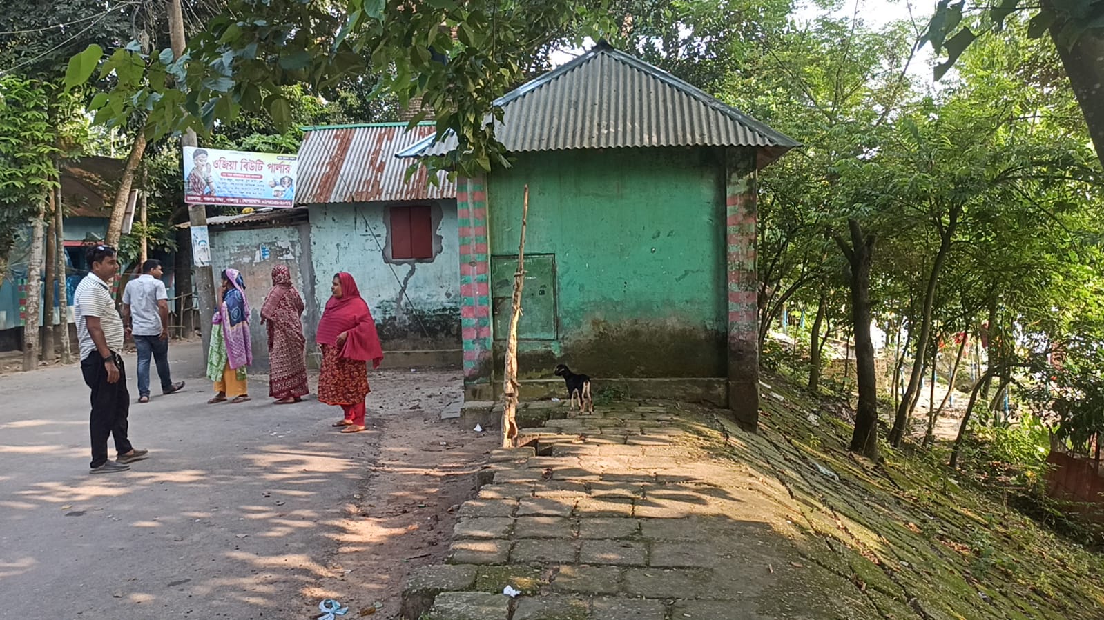 পঞ্চগড়ে করতোয়া নদীর রক্ষাবাঁধ দখল করে বহুতল ভবন, দোকানসহ নানা স্থাপনা