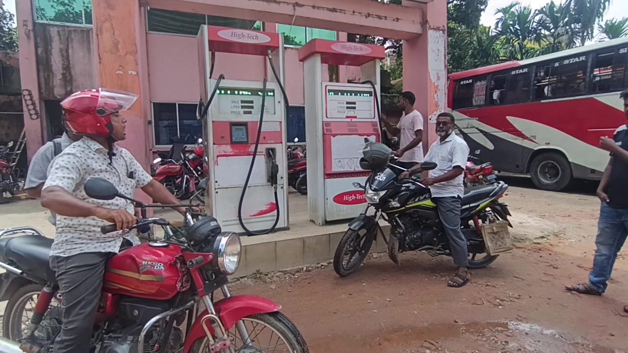 গেজেটের দোহাই দিয়ে জ্বালানি তেলে বাড়তি দাম, পঞ্চগড়ে ক্ষোভ