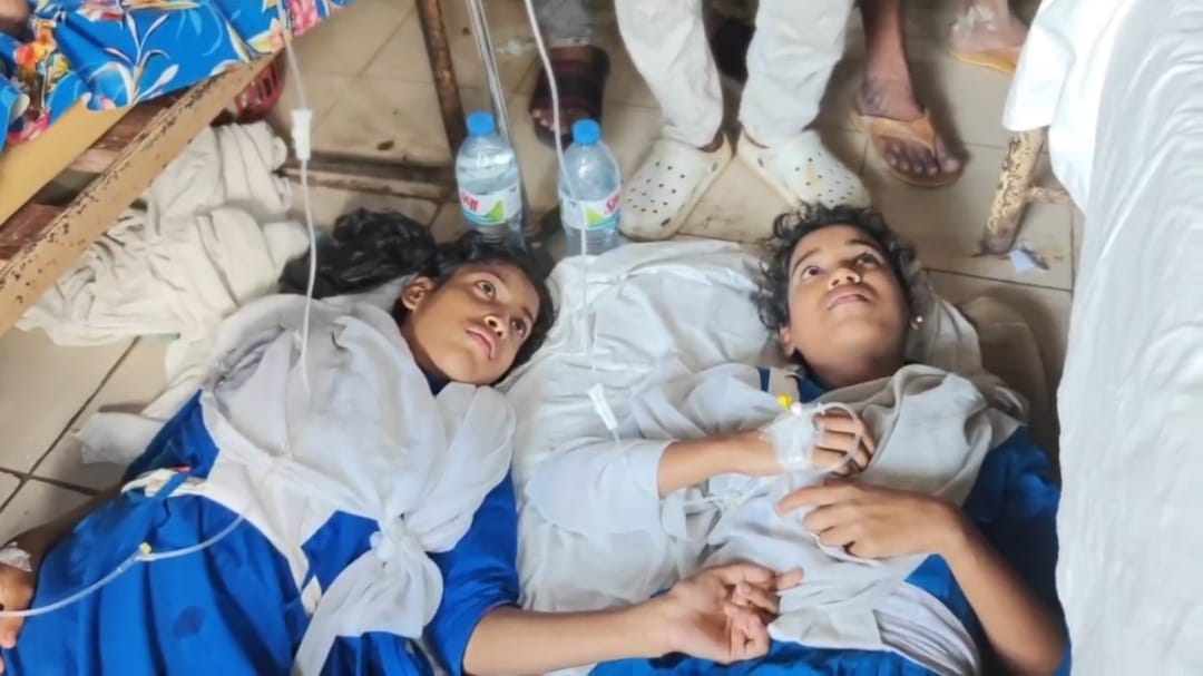 হাতিয়ায় বিদ্যালয় শ্রেণী কক্ষে ১২ শিক্ষার্থী হঠাৎ অসুস্থ হাসপাতালে ভর্তি