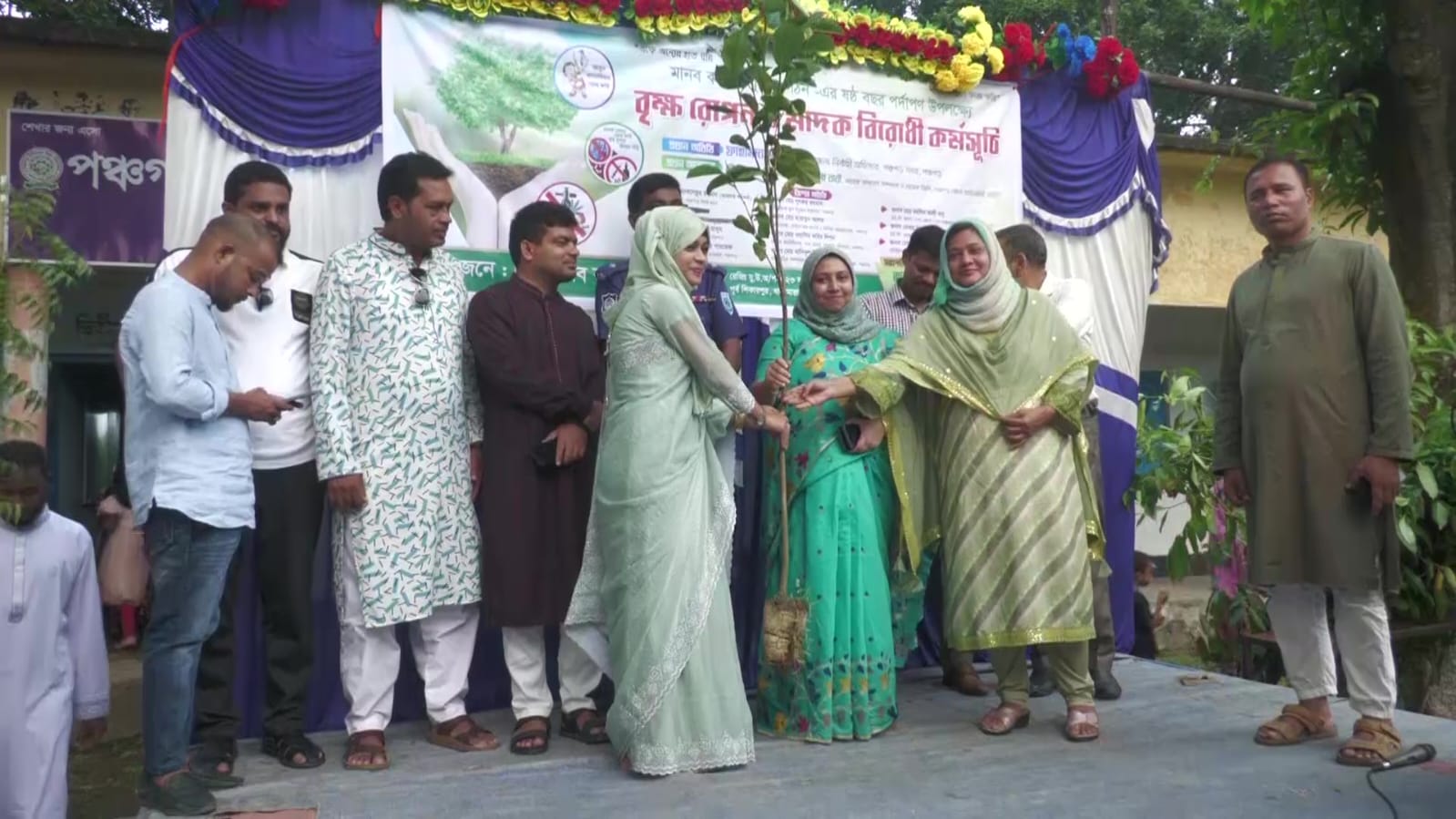 পঞ্চগড়ে অভিনয়ে বাল্যবিবাহ-মাদকের ভয়াবহতা তুলে ধরলেন তরুণেরা