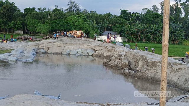 কুড়িগ্রামে তিস্তার ক্রসবাঁধে ভাঙন, আতঙ্কে নদীপাড়ের ২০ হাজার মানুষ