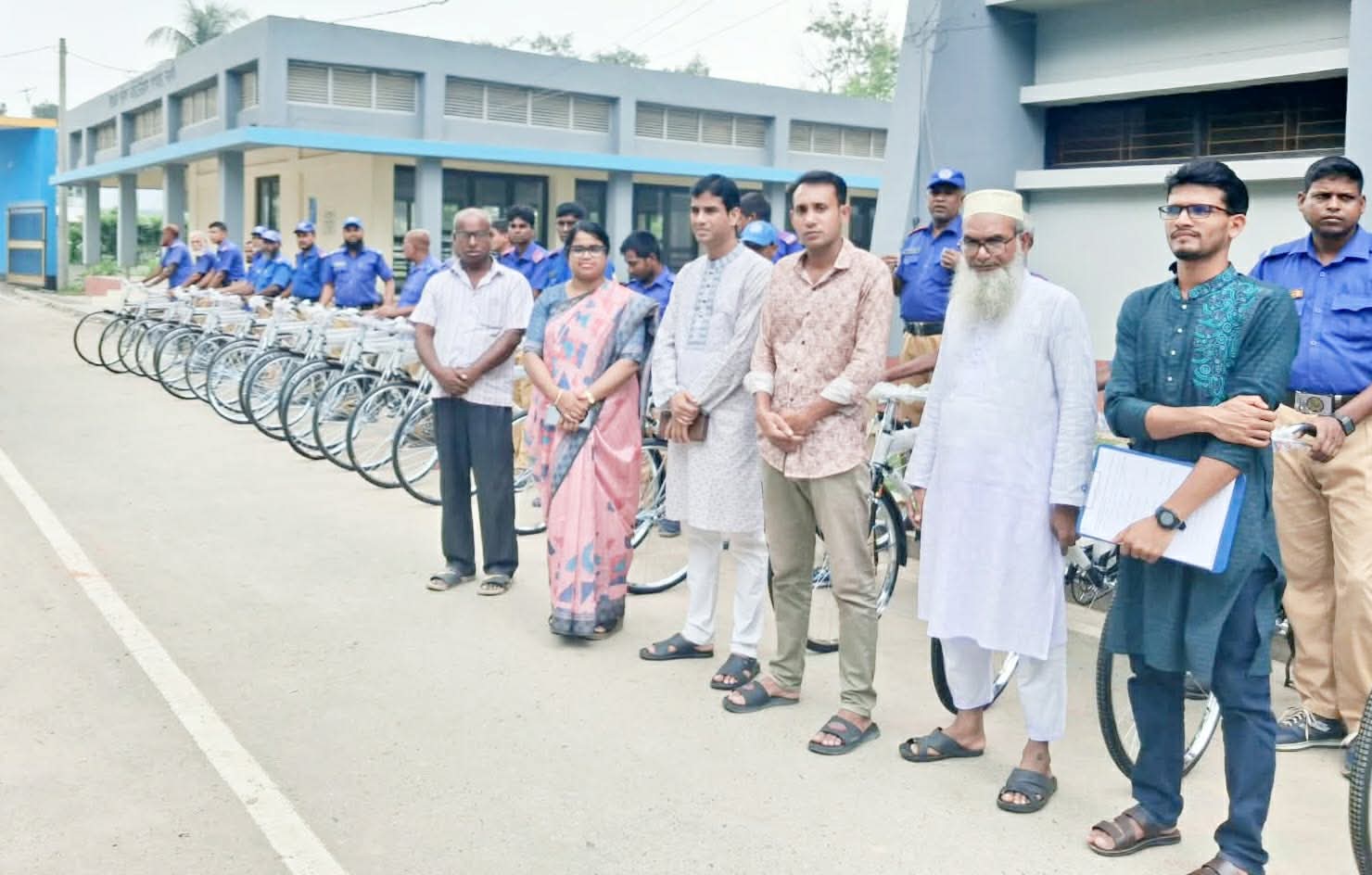 নওগাঁর সাপাহারে ৫৫ গ্রাম পুলিশ পেলেন সরকারি বাইসাইকেল